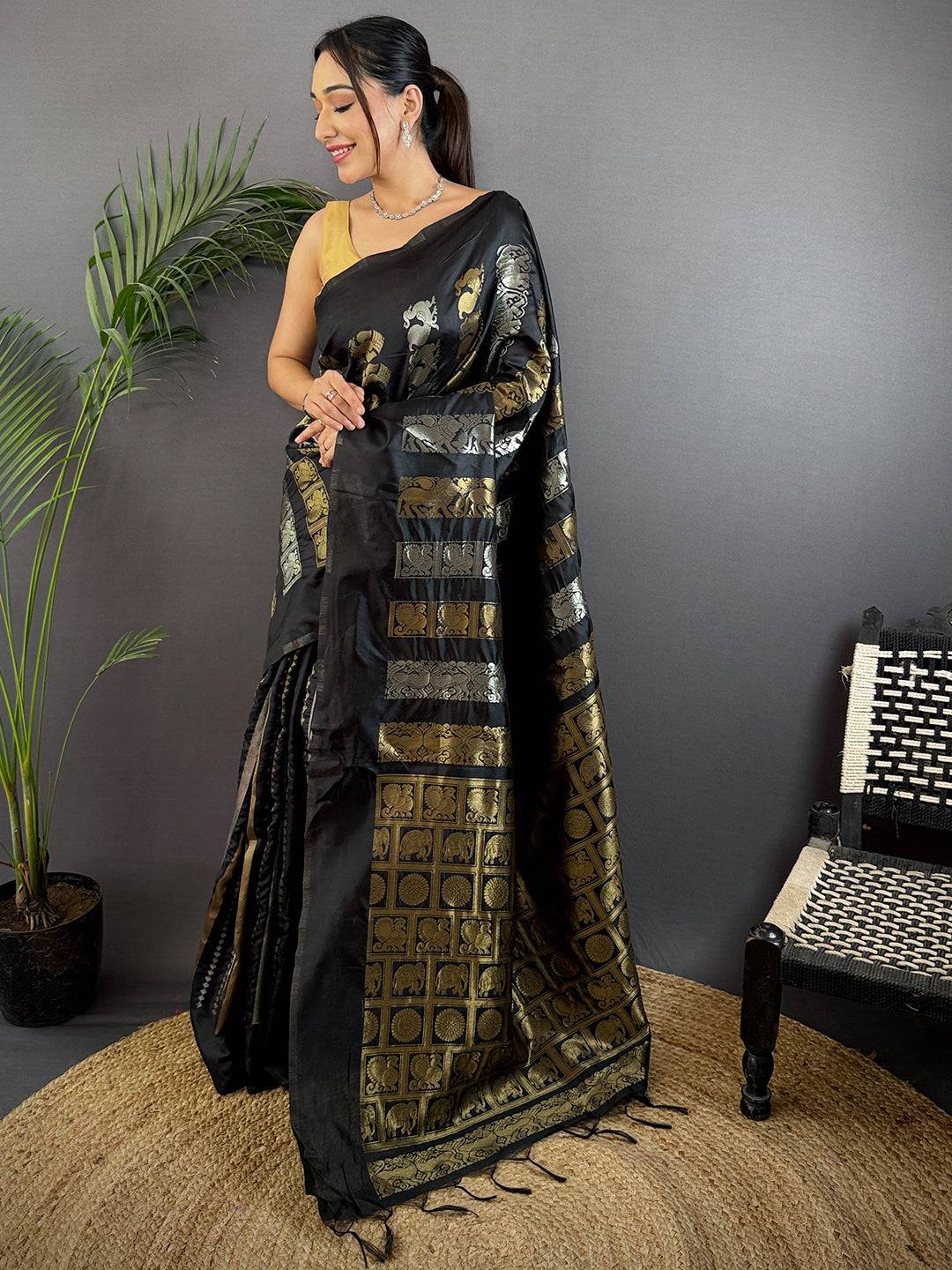 Black Soft Silk Sona Chandi Zari Weaving Pattu Saree