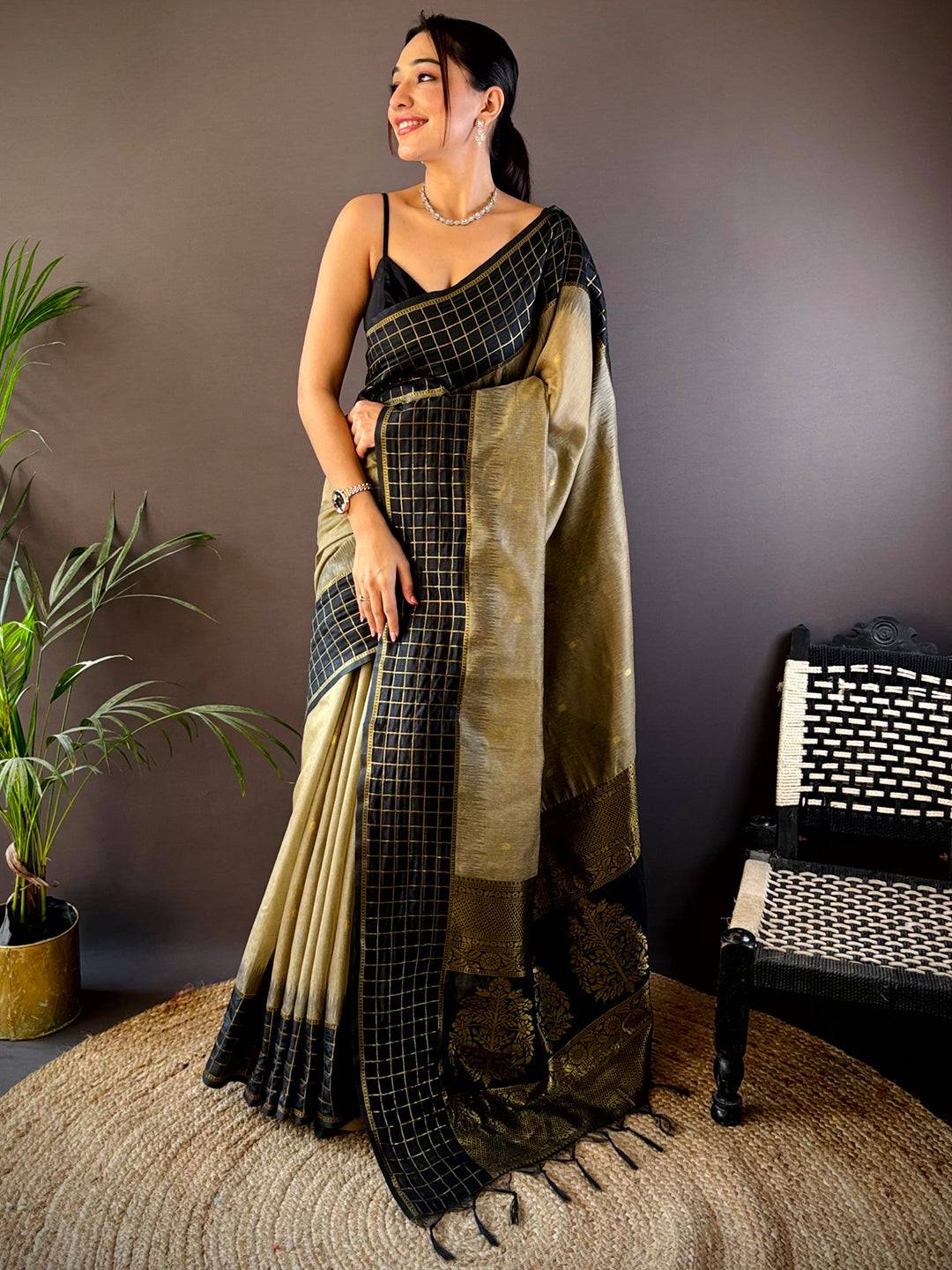 Black Soft Silk Saree With Zari Chex Border Pattu