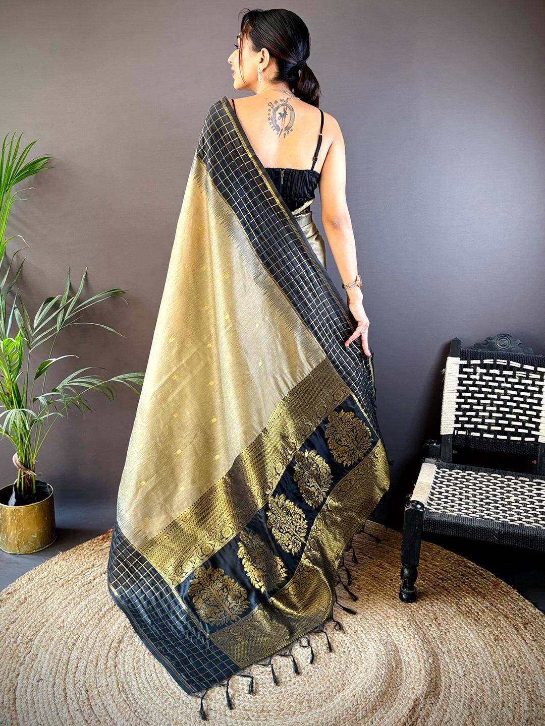Black Soft Silk Saree With Zari Chex Border Pattu