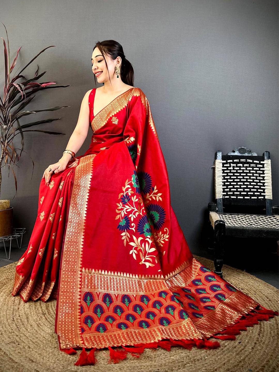 Red Banarasi Katan Silk Minakari Pattu Saree