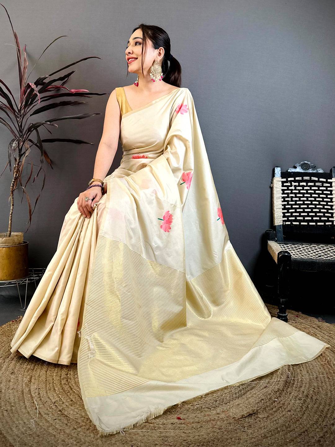 White Soft Silk Rose Weave Zari Pallu Pattu Saree