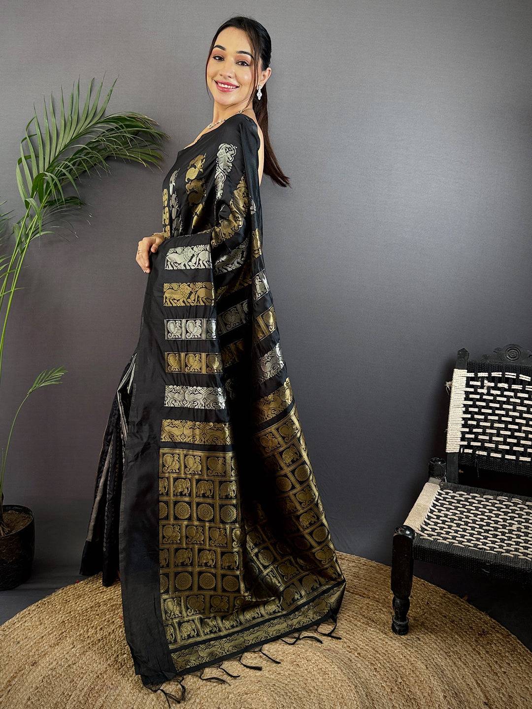 Black Soft Silk Sona Chandi Zari Weaving Pattu Saree