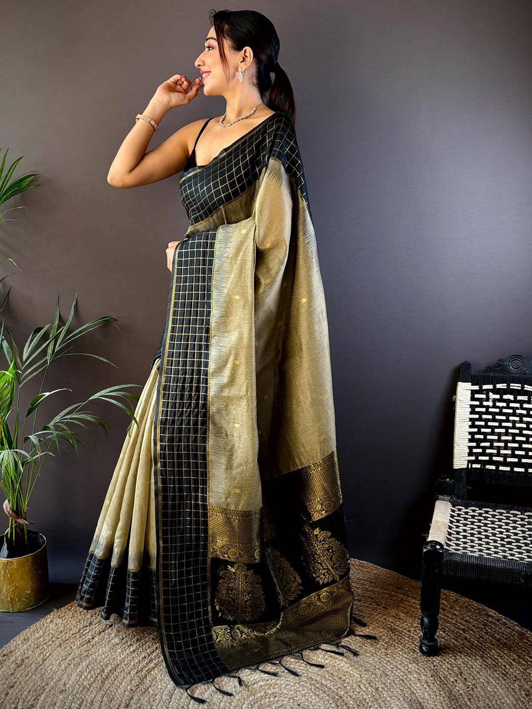 Black Soft Silk Saree With Zari Chex Border Pattu