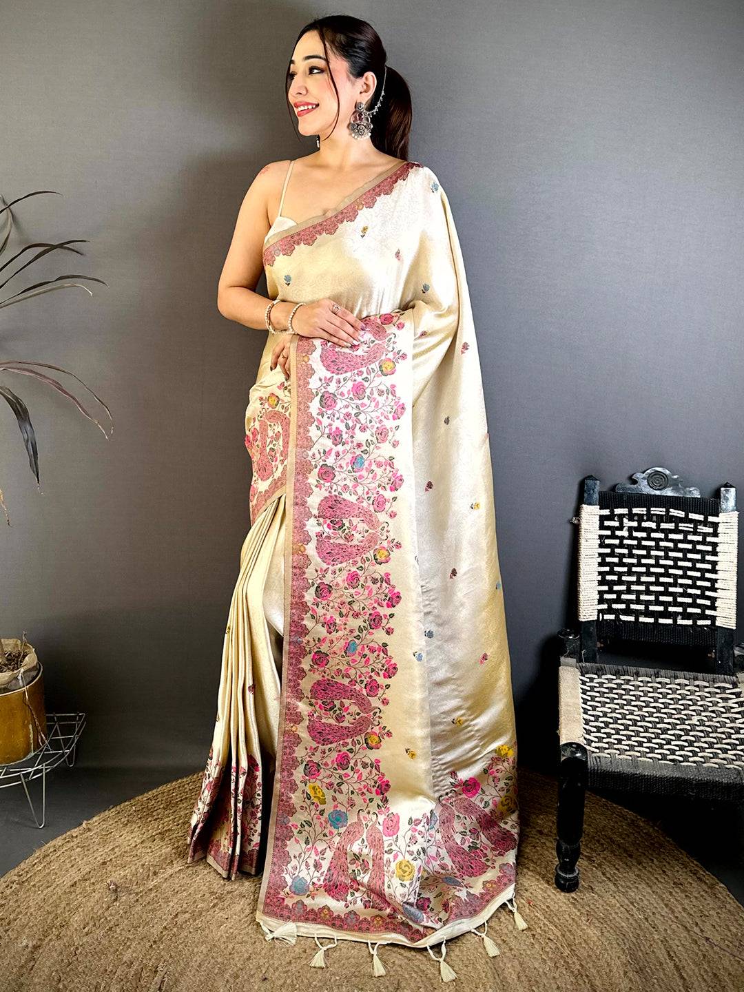 Elegant Paisley Jacquard Zari Weaving Pattu Saree