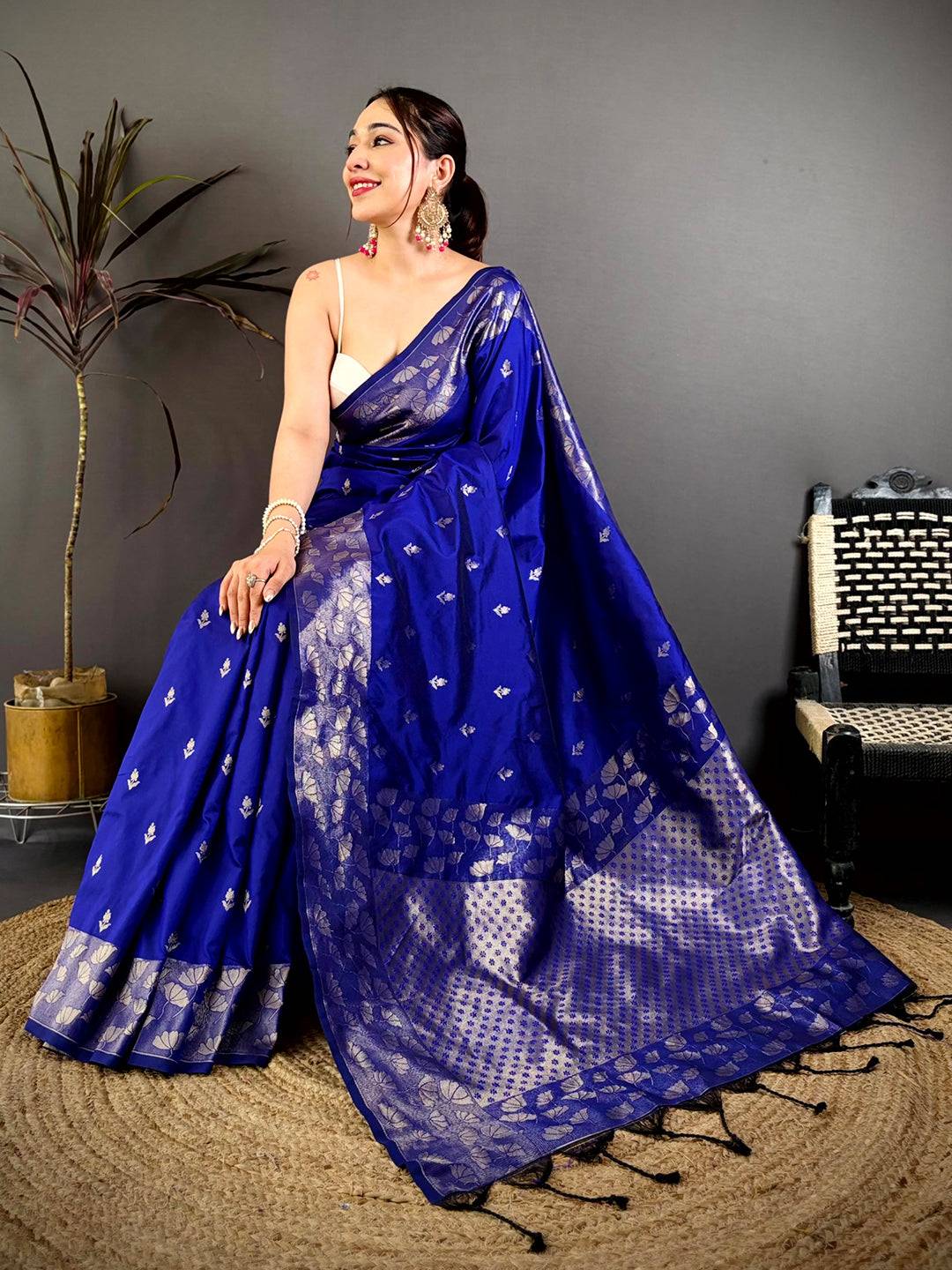 Ethnic Butti Soft Silk Zari Pallu Pattu Saree