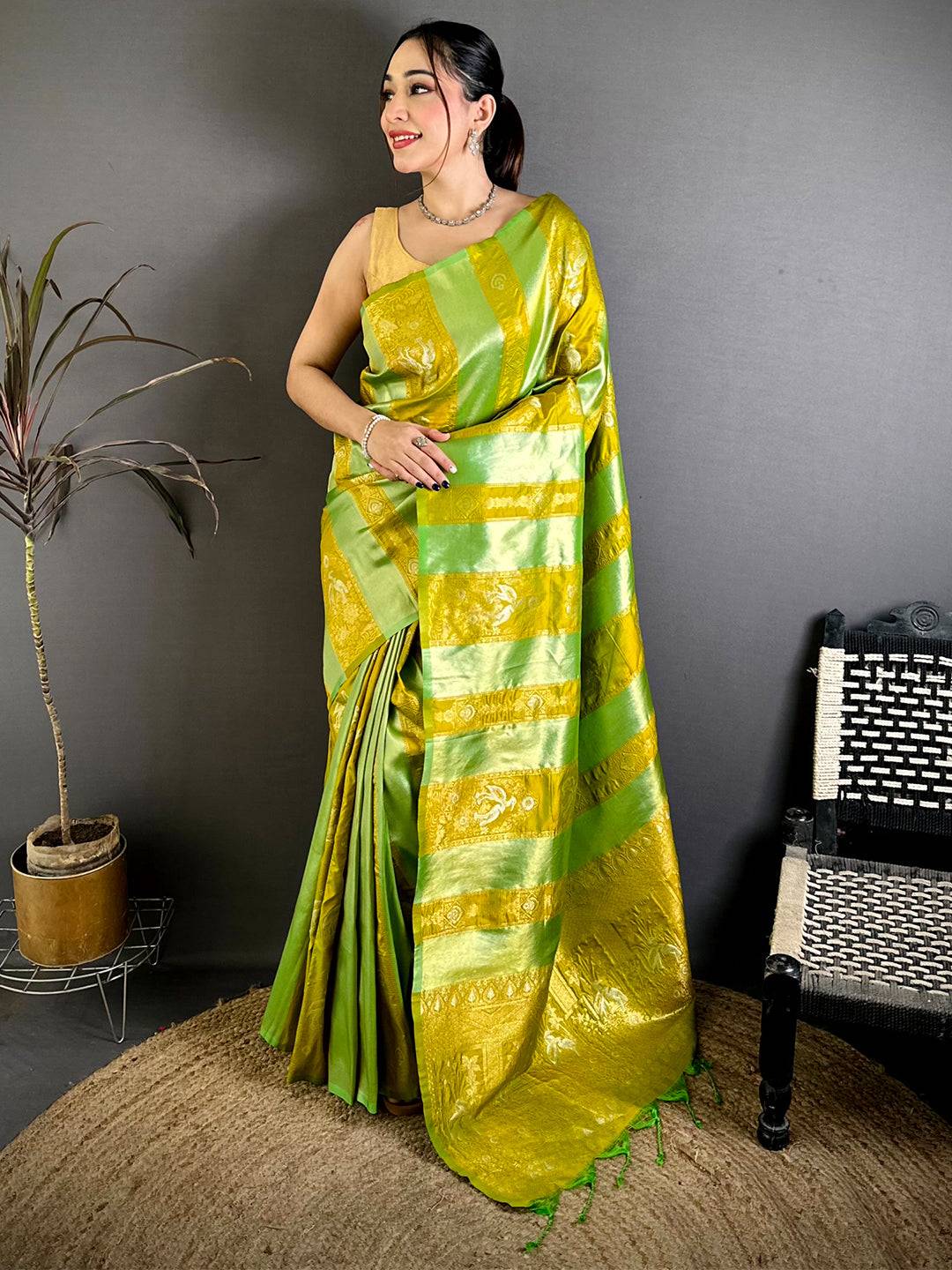 Elegant Two Tone Weaving Soft Silk Pattu Saree
