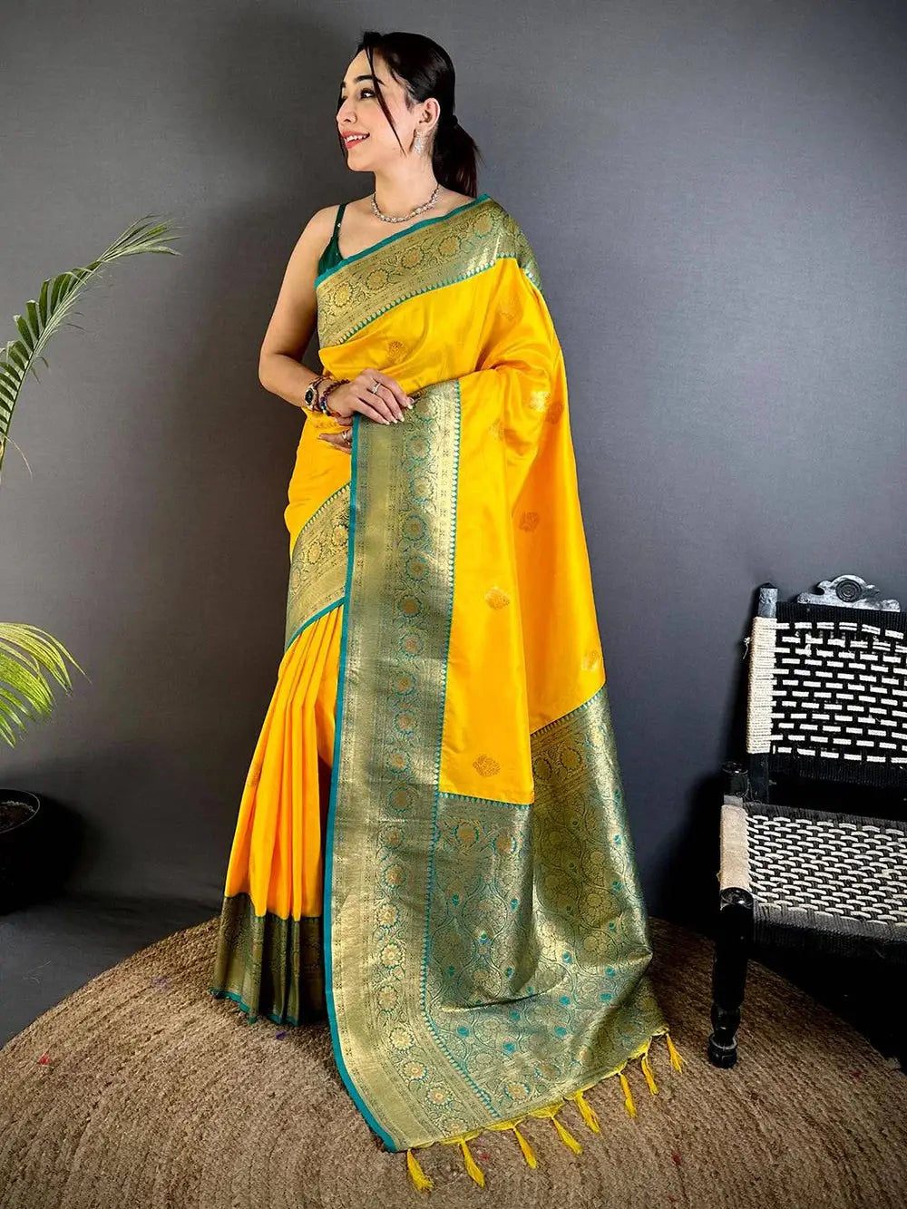 Gadwal Border Soft Silk Pattu Saree
