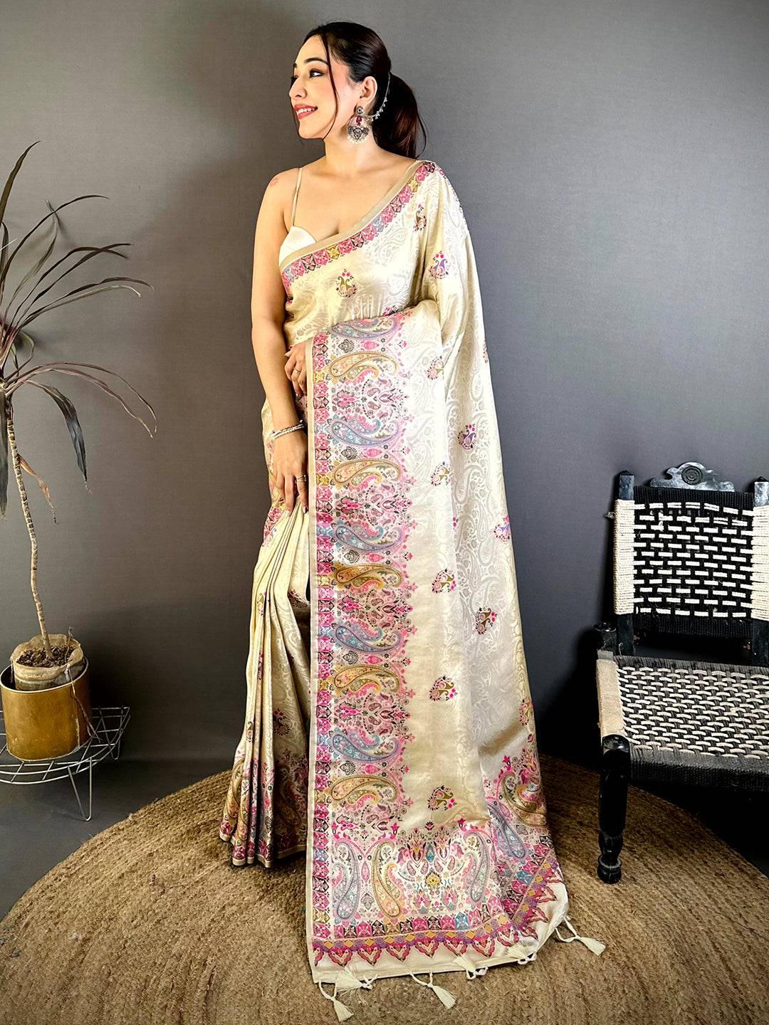 Elegant Kashmiri Jacquard Zari Weaving Pattu Saree