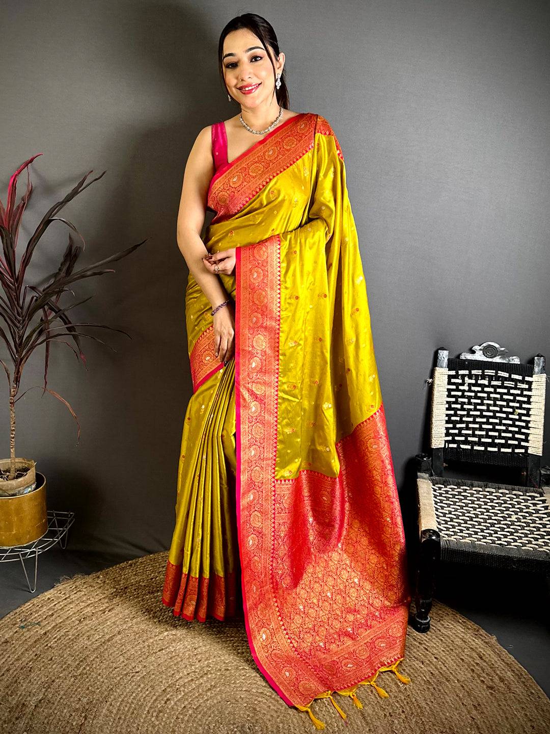 Gold Minakari Butti Zari Tissue Pattu Saree