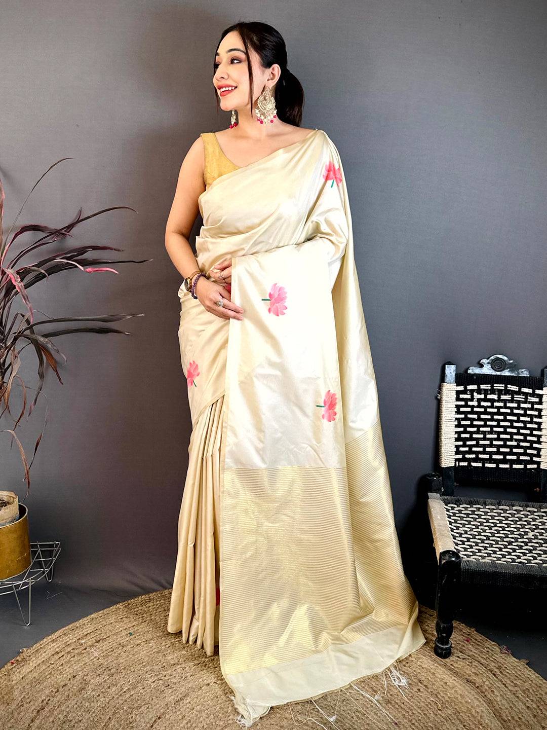 White Soft Silk Rose Weave Zari Pallu Pattu Saree