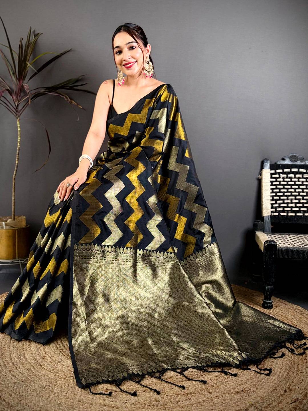 Black Soft Silk Geometric Zigzag Zari Pattu Saree