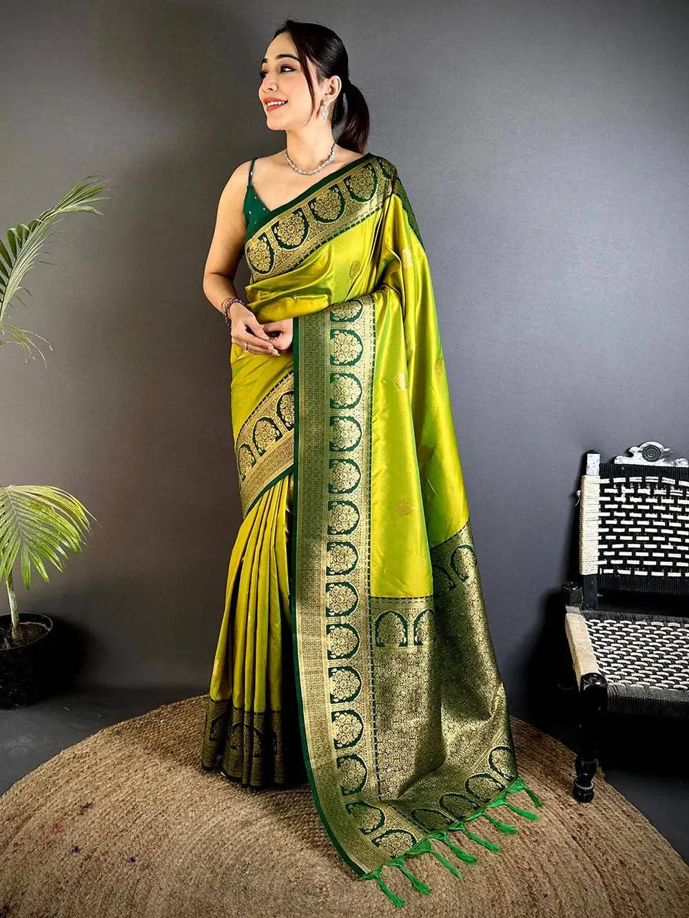 Graceful Soft Silk Pattu Swan Motif Saree


