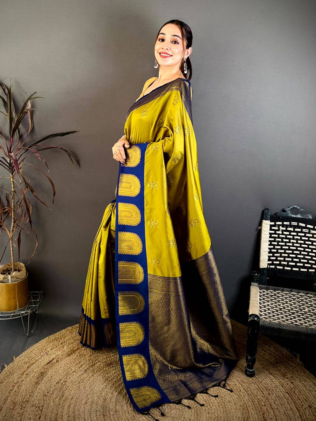 Artisan Gold Woven Pallu Contrast Border Pattu Saree
