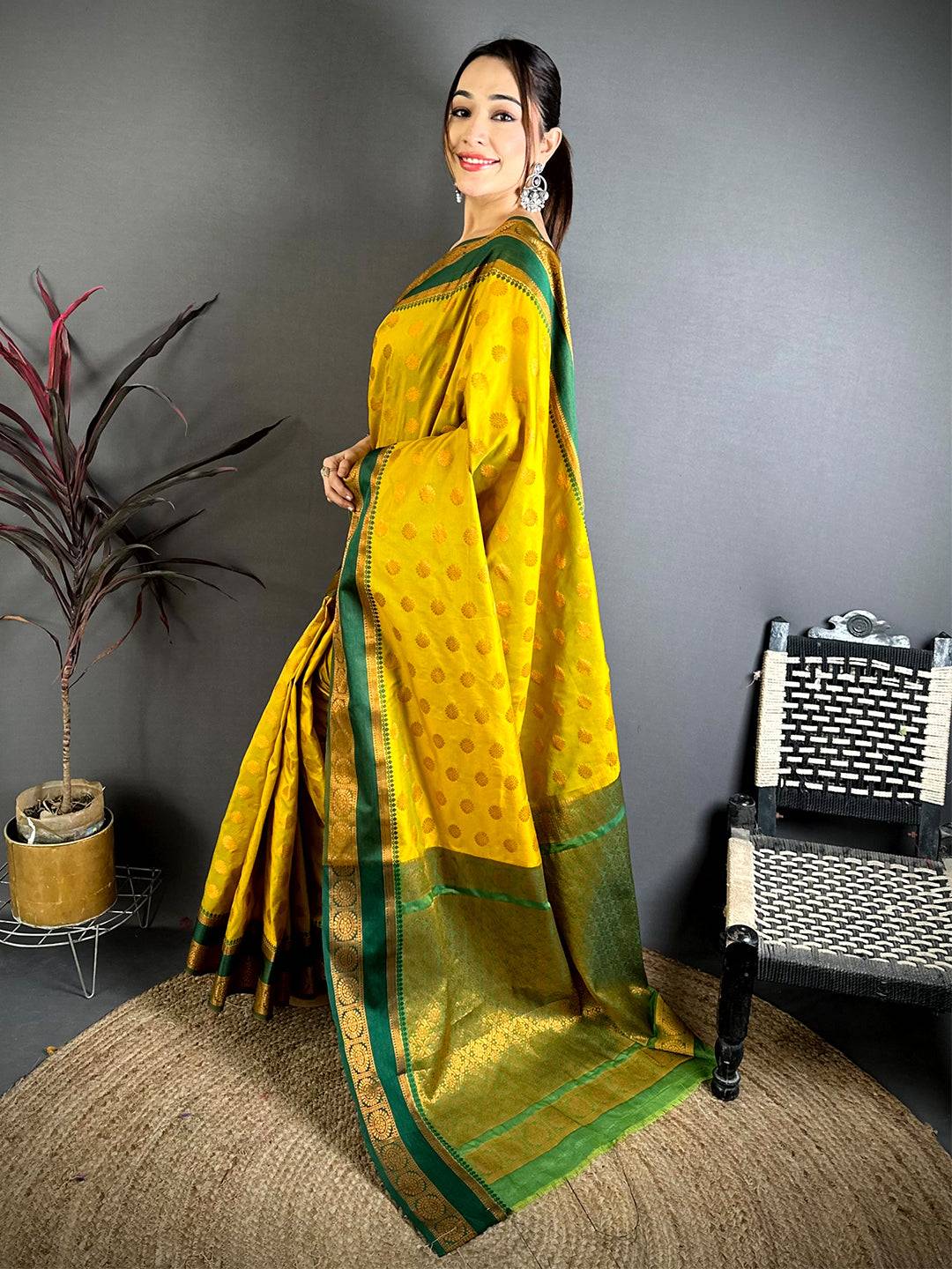 Elegant Bantex Border Banarasi Pattu Saree