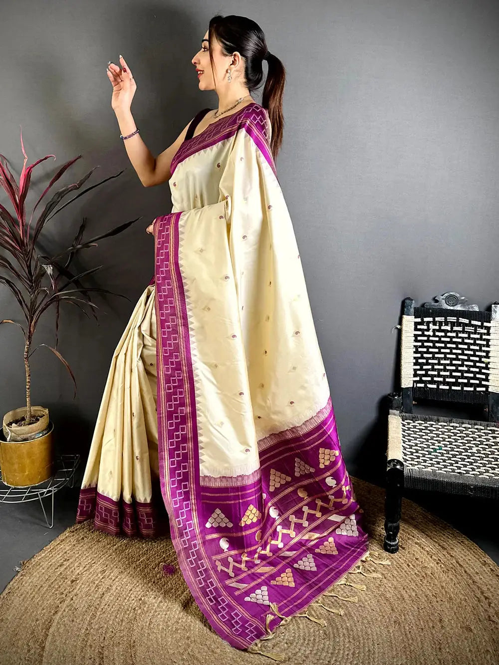 Stylish Gadwal Pattu Soft Silk Pattu Saree