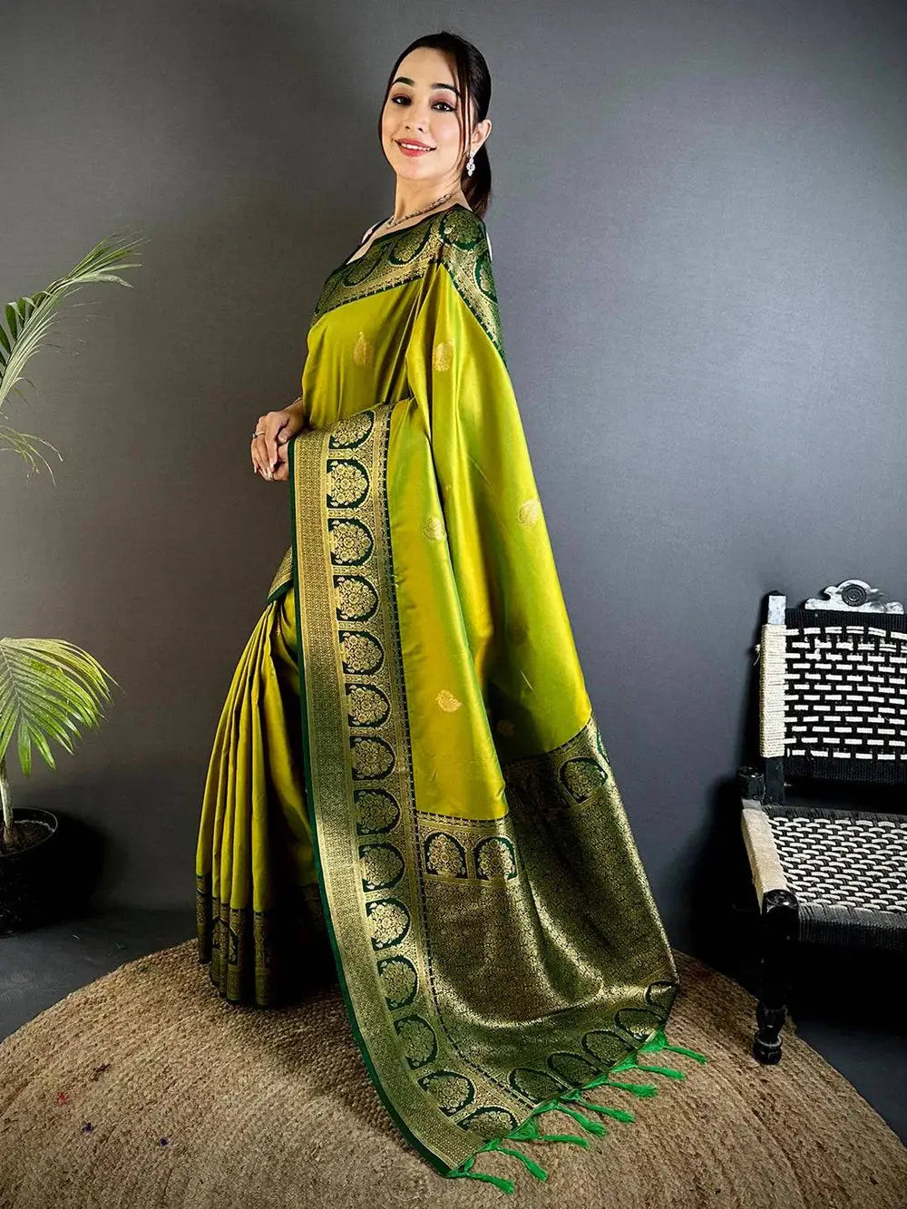Graceful Soft Silk Pattu Swan Motif Saree


