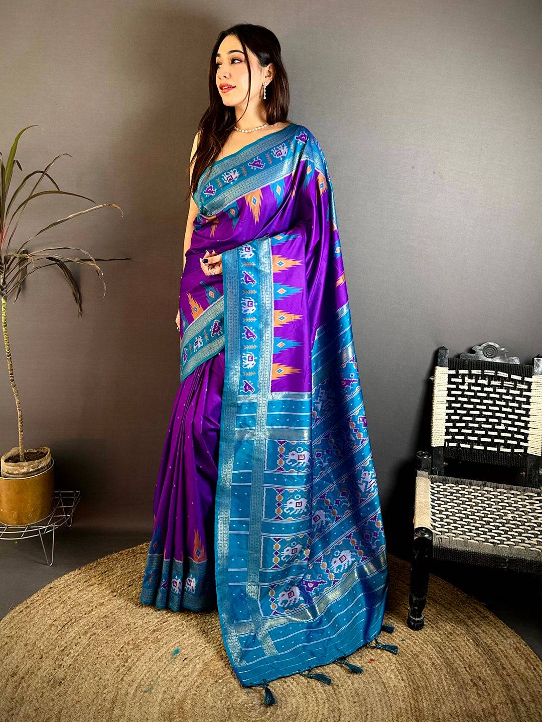 Graceful Soft Silk Patola Weave Pattu Saree