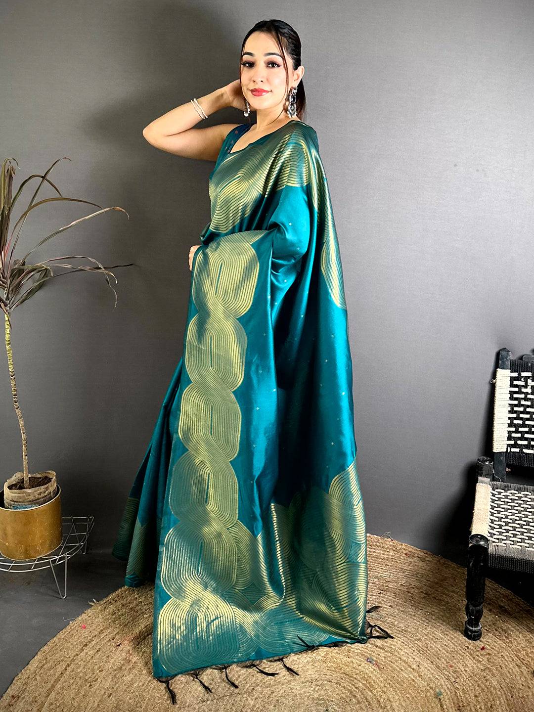 Elegant Geometric Wave Banarasi Silk Pattu Saree