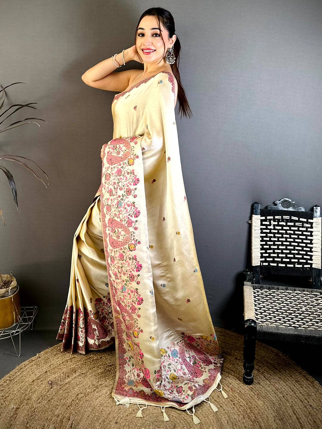 Elegant Paisley Jacquard Zari Weaving Pattu Saree