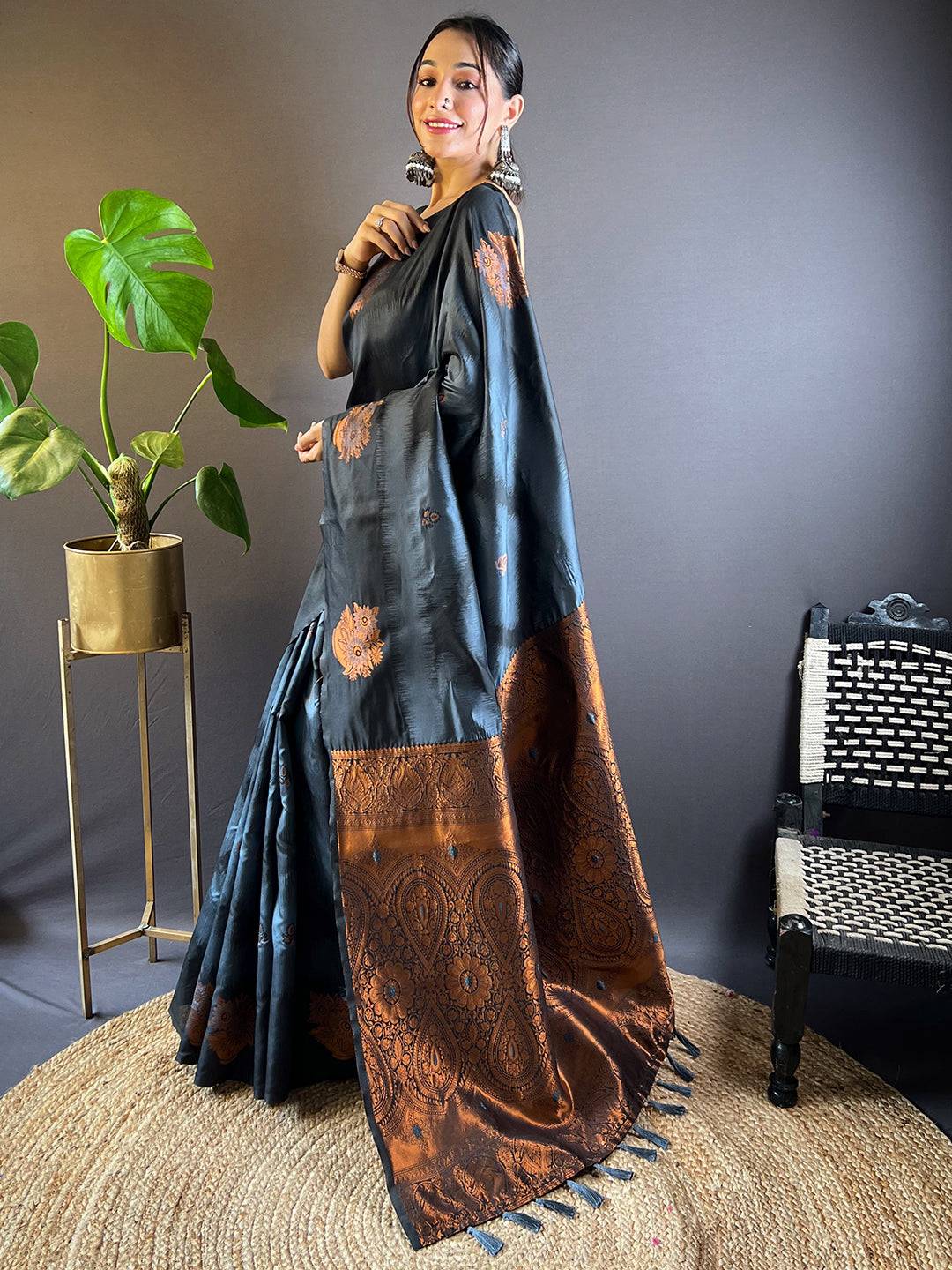 Black Tussar Silk Ikkat Weaving Pattu Saree
