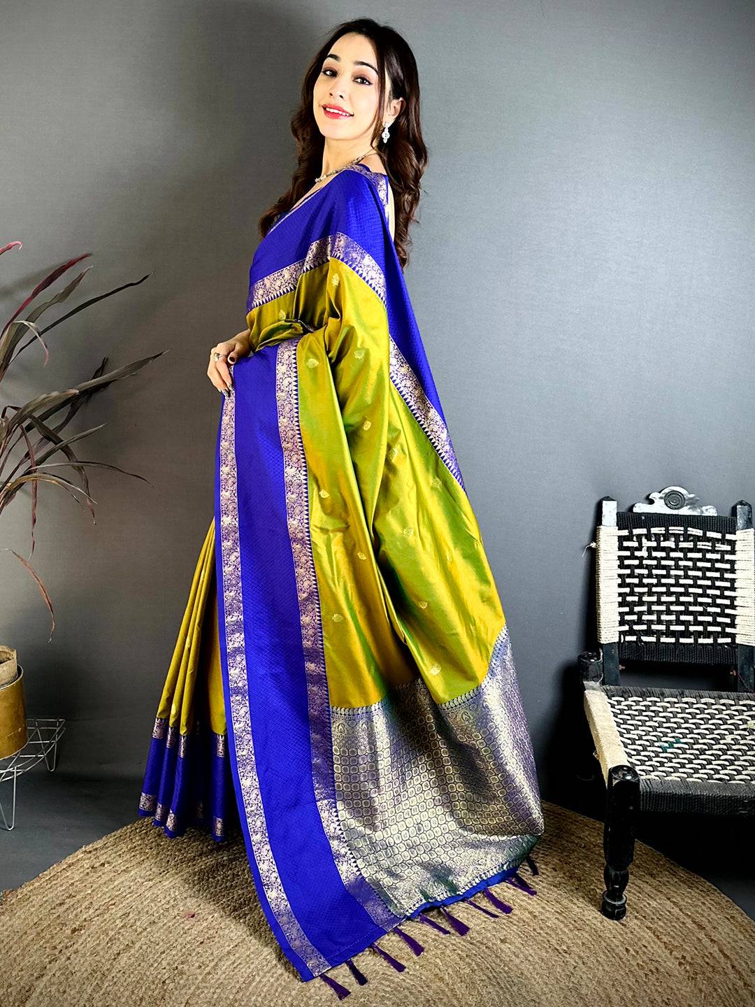 Mehndi Green Dual Tone Gadwal Pattu Saree