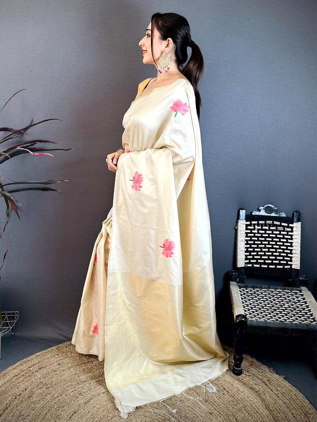 White Soft Silk Rose Weave Zari Pallu Pattu Saree