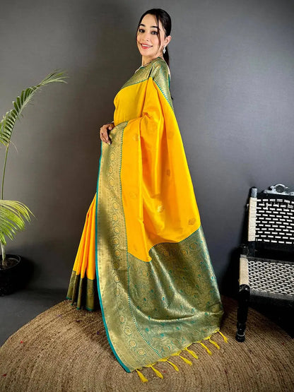 Gadwal Border Soft Silk Pattu Saree