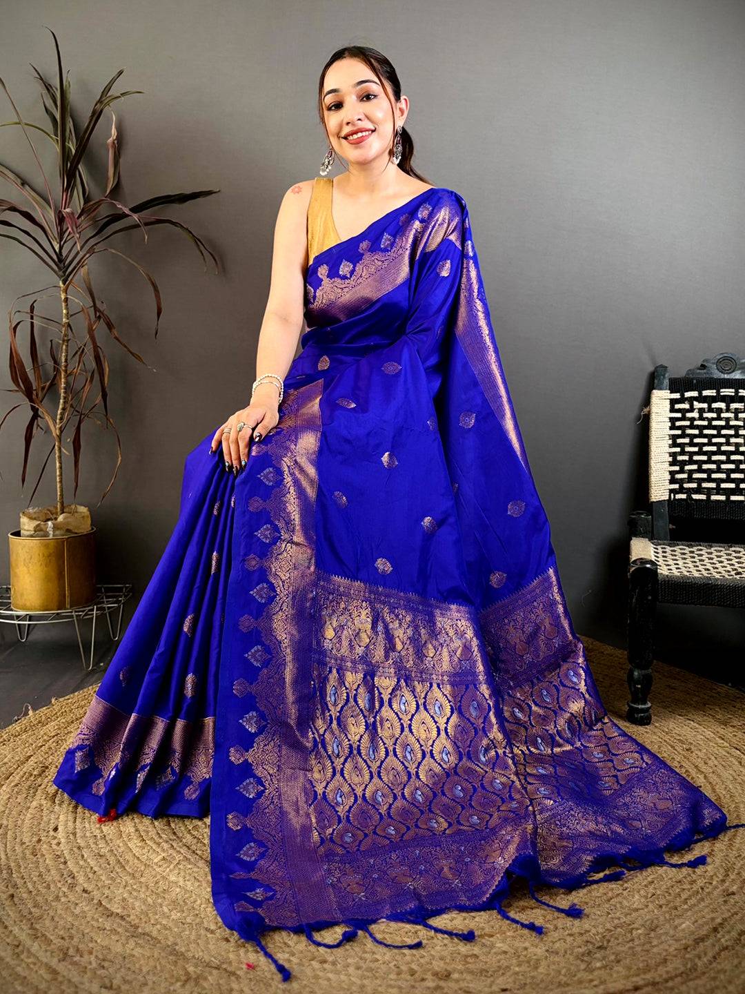 Classic Gold Woven Pallu Contrast Border Pattu Saree