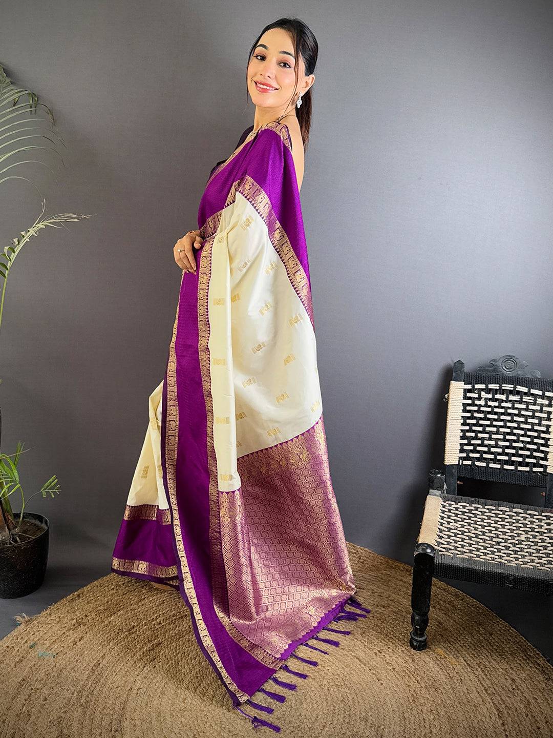 White Gadhwal Pure Soft Silk Pattu Saree