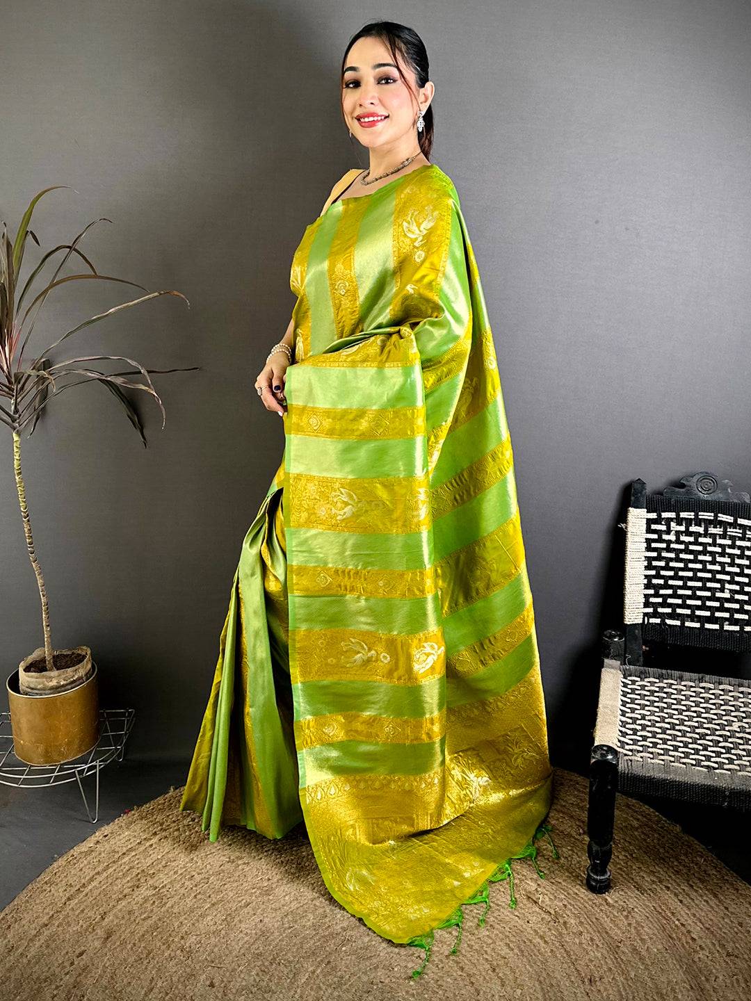 Elegant Two Tone Weaving Soft Silk Pattu Saree