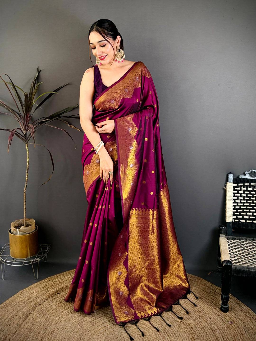 Royal Butti Pattern Soft Silk Zari Pattu Saree