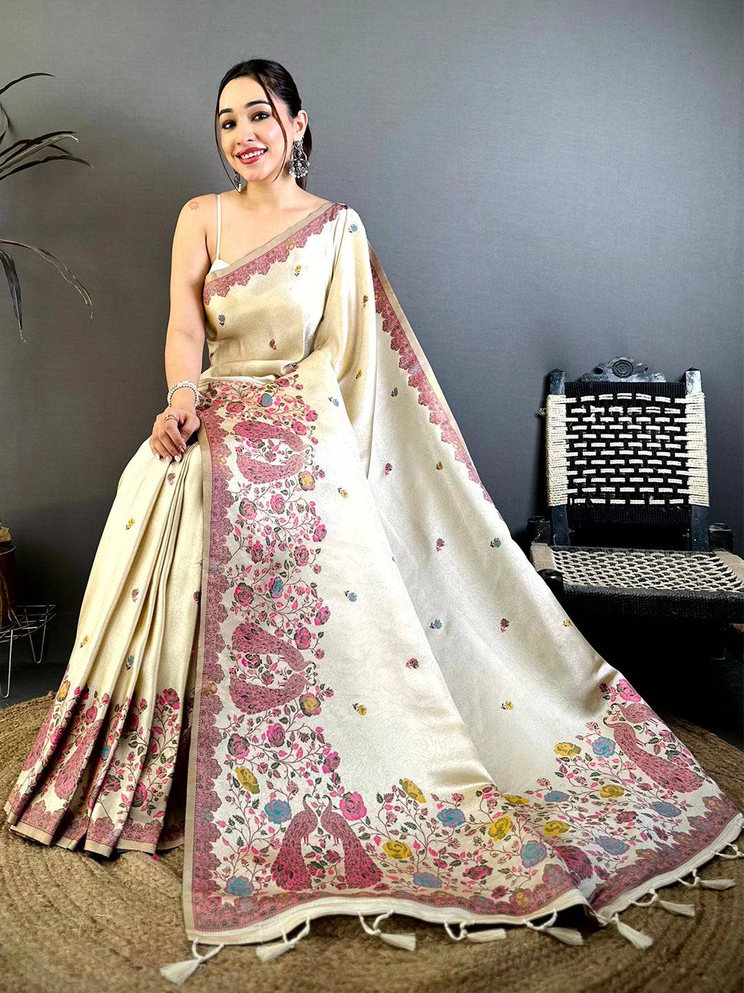 Elegant Paisley Jacquard Zari Weaving Pattu Saree