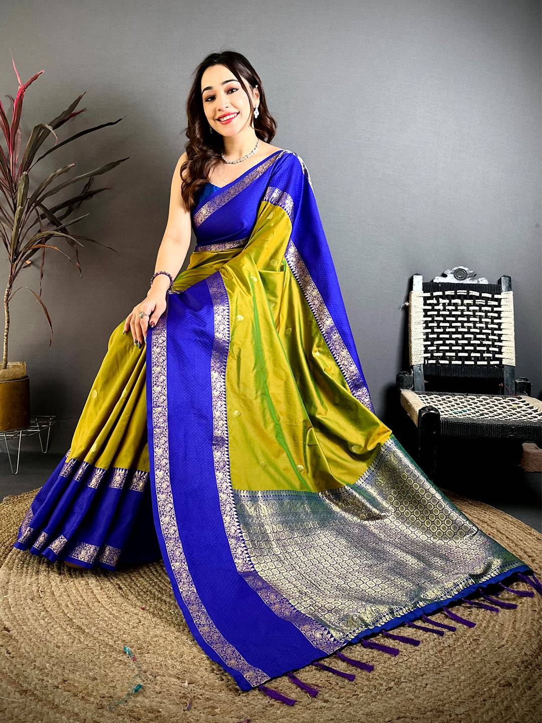 Mehndi Green Dual Tone Gadwal Pattu Saree