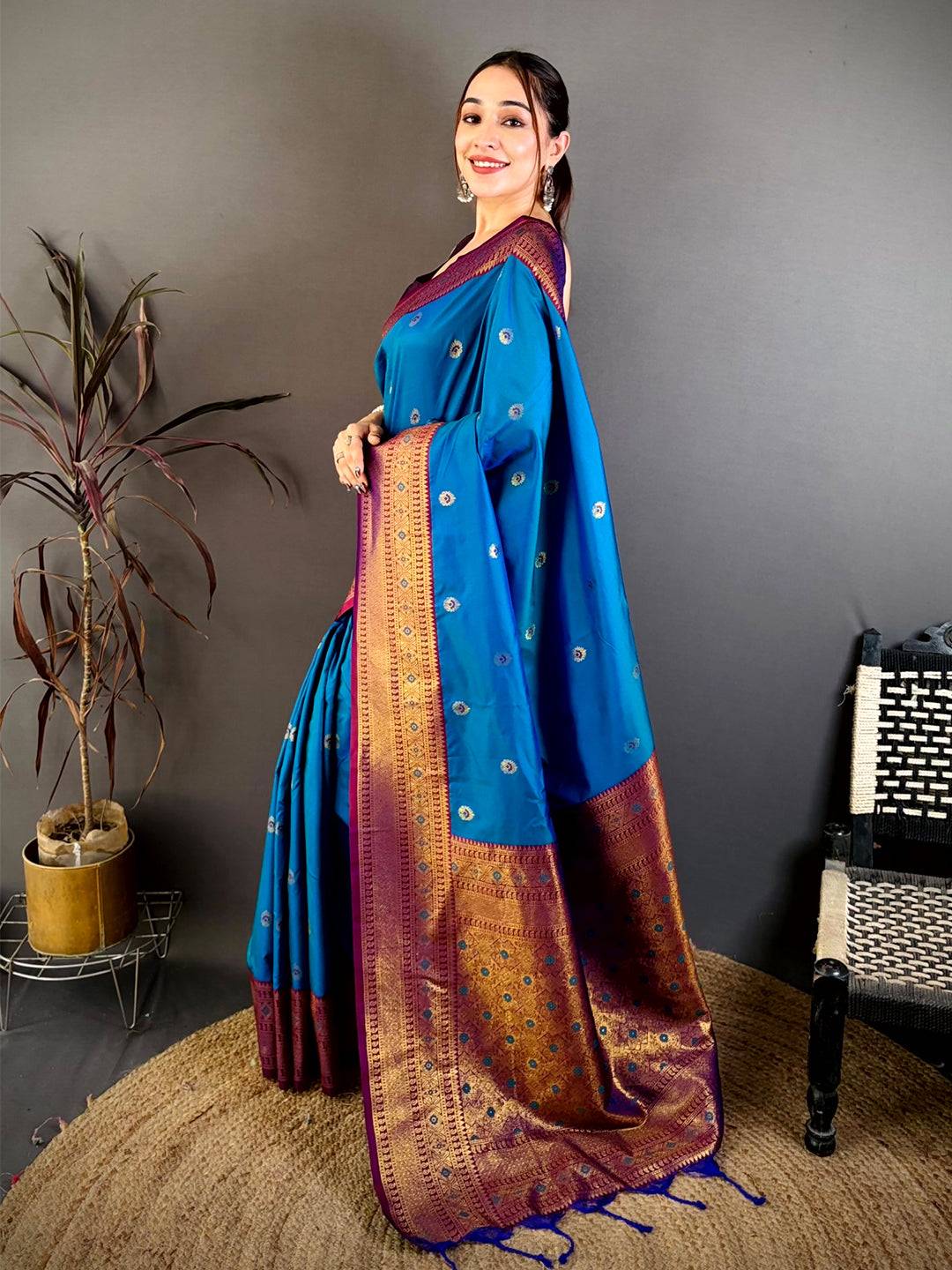 Exclusive Gold Woven Pallu Contrast Border Pattu Saree