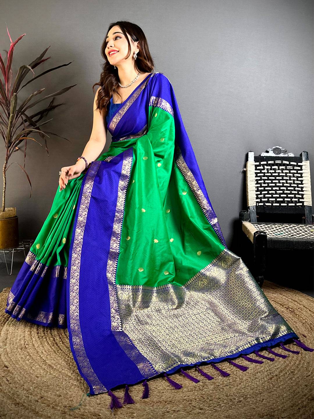 Emerald Green Dual Tone Gadwal Pattu Saree