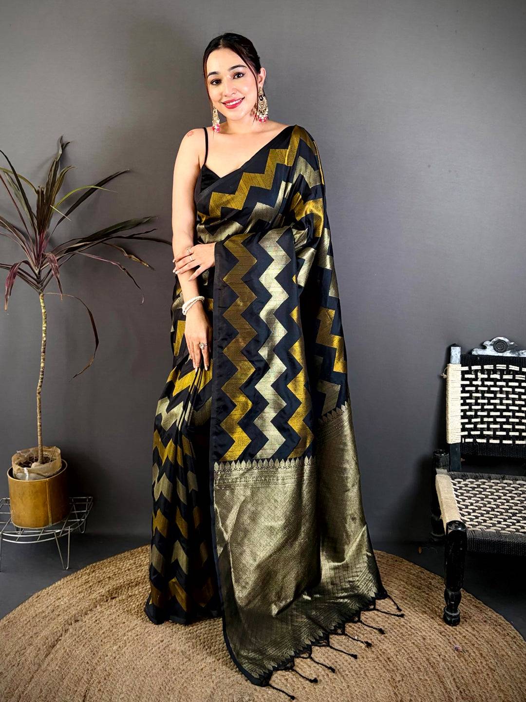 Black Soft Silk Geometric Zigzag Zari Pattu Saree