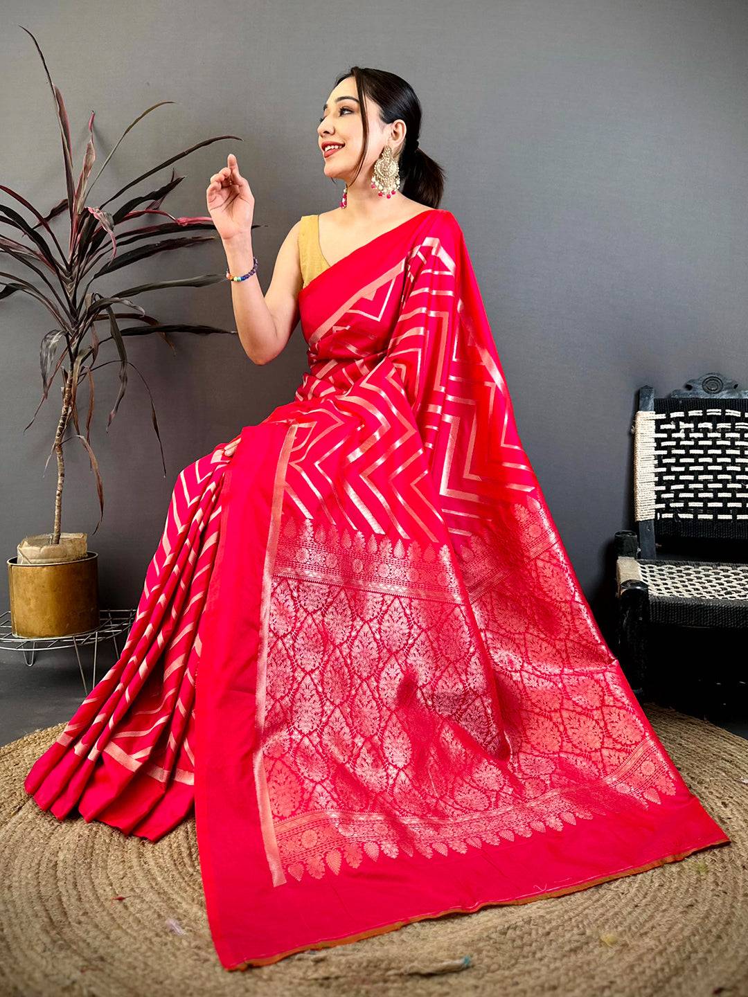 Pink Geometric Zari Weave Banarasi Pattu Saree