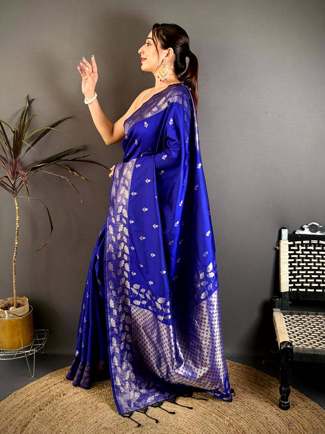 Ethnic Butti Soft Silk Zari Pallu Pattu Saree