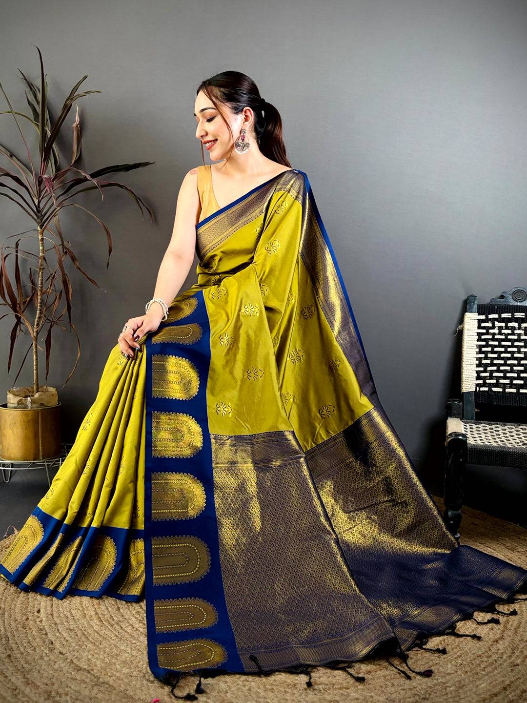 Artisan Gold Woven Pallu Contrast Border Pattu Saree