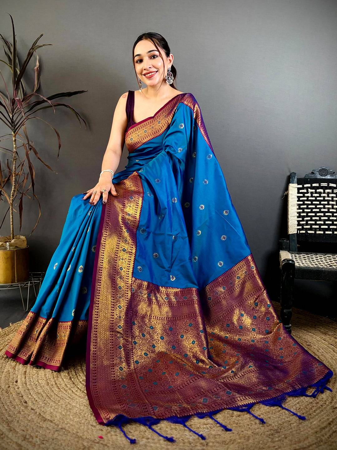 Exclusive Gold Woven Pallu Contrast Border Pattu Saree