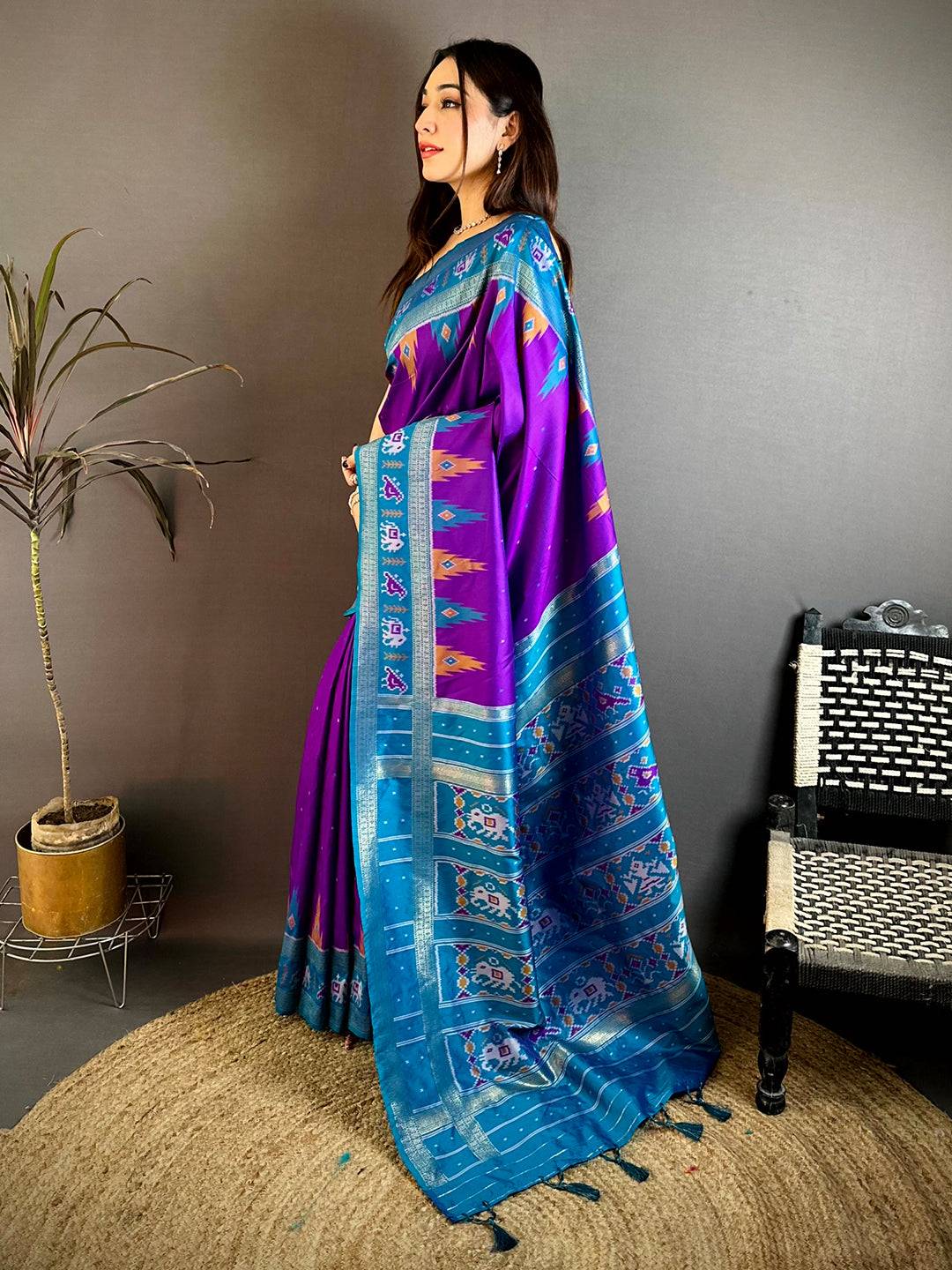 Graceful Soft Silk Patola Weave Pattu Saree