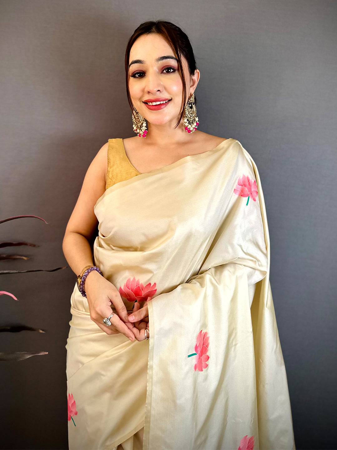 White Soft Silk Rose Weave Zari Pallu Pattu Saree