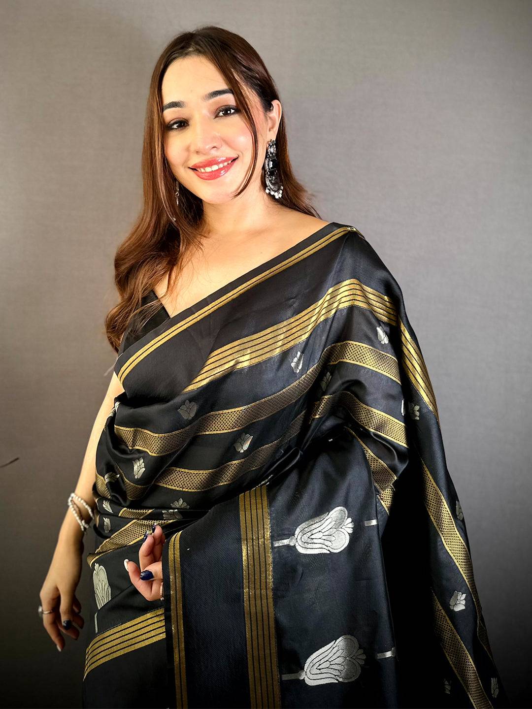 Elegant Banarasi Gold Silver Butta Pattu Saree