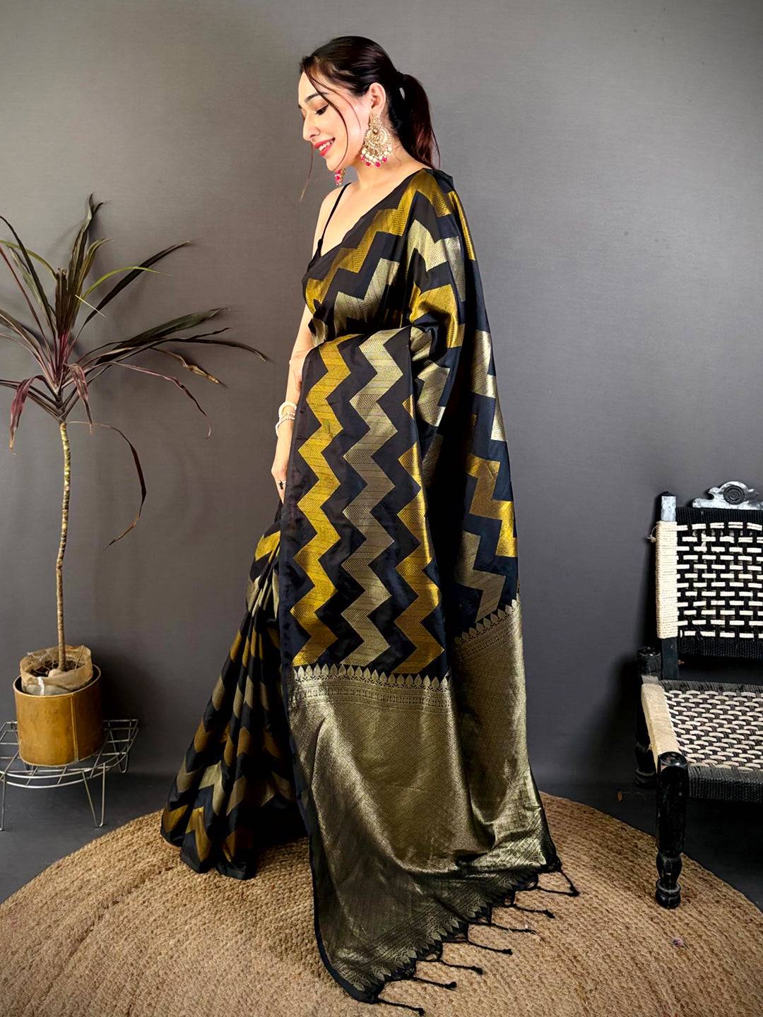 Black Soft Silk Geometric Zigzag Zari Pattu Saree